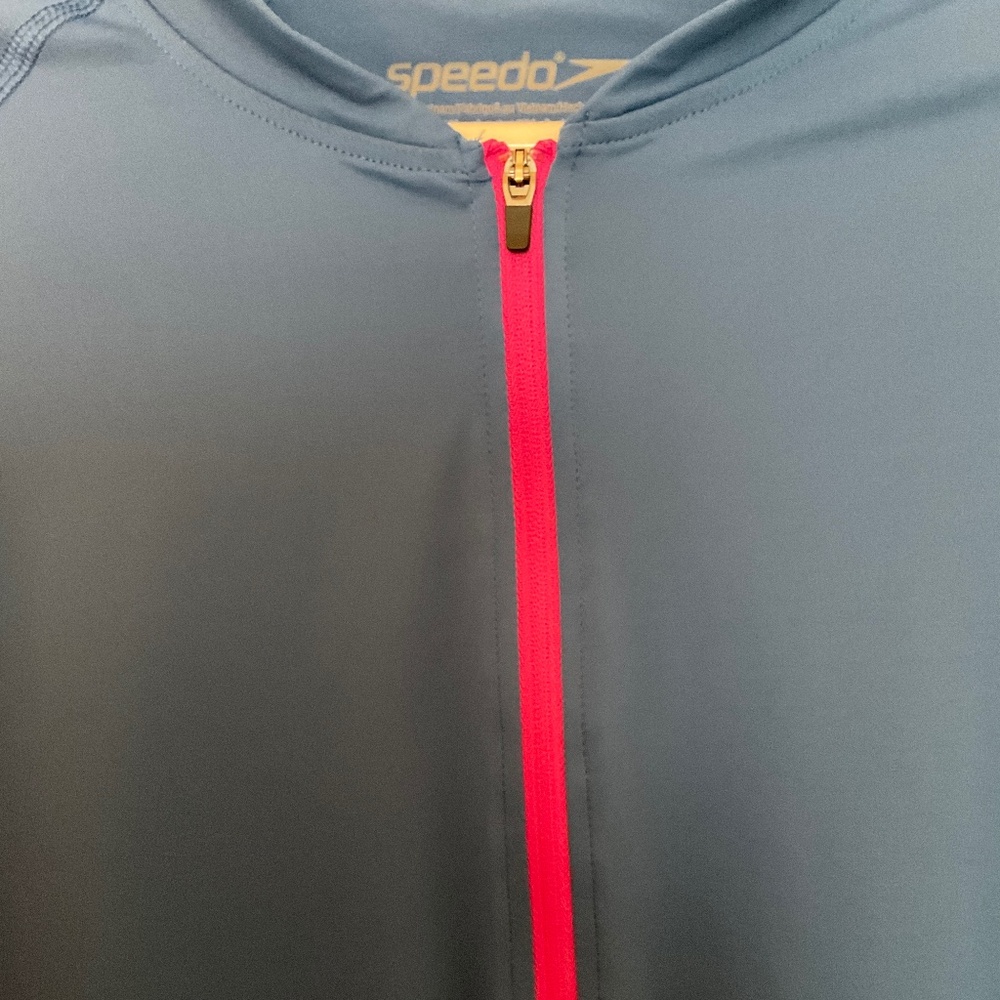 LADIES SPEEDO SWIM SHIRT W/RASH GUARD.  XL. UV PROTECTION. NWOT.  HAS ZIPPER. - Picture 2 of 7